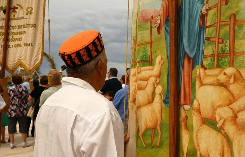 Coiffe traditionnelle Šibenik kapa rouge portée en Croatie, symbole du patrimoine culturel local