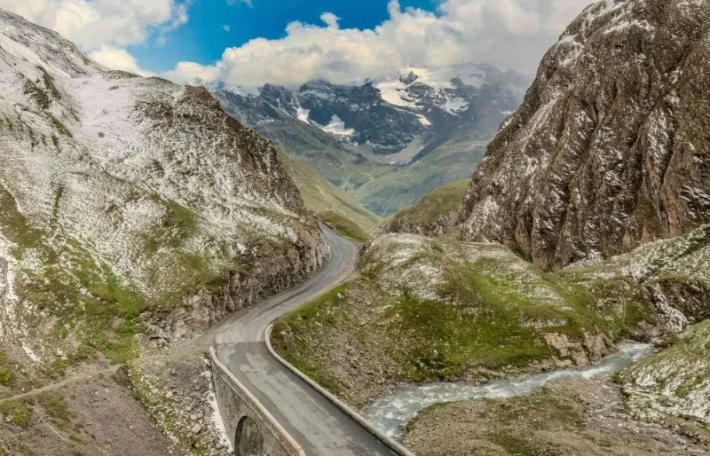 Route de montagne au col de l’Iseran en Savoie, plus haut col routier de France dans les Alpes