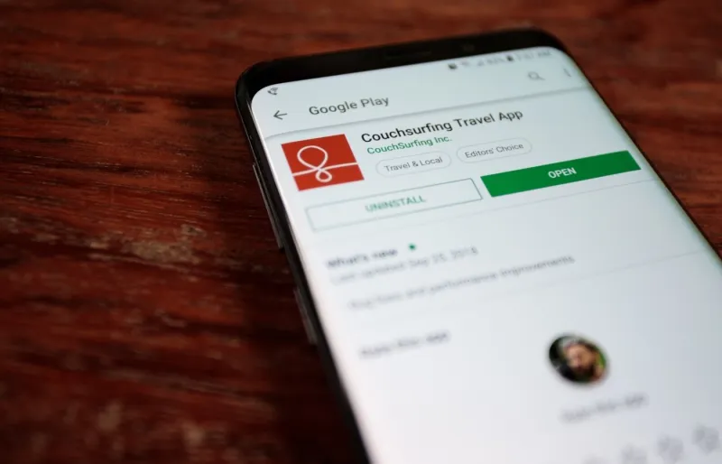 Application Couchsurfing sur smartphone utilisée pour trouver un hébergement gratuit en voyage