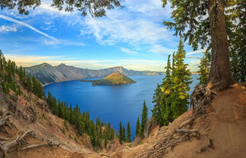 Vue du Crater Lake dans l’Oregon aux USA, lac volcanique profond aux eaux bleu intense dans une caldeira