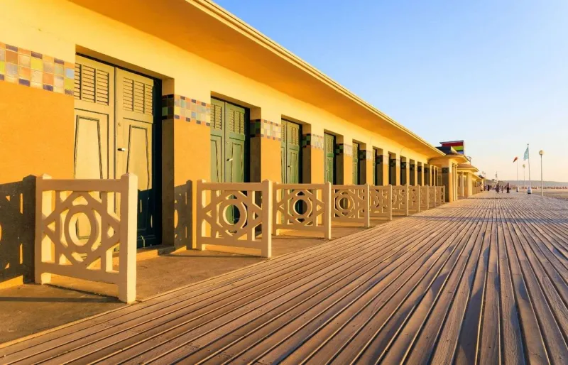 Cabines de plage des Planches de Deauville sur la promenade en bord de mer en Normandie