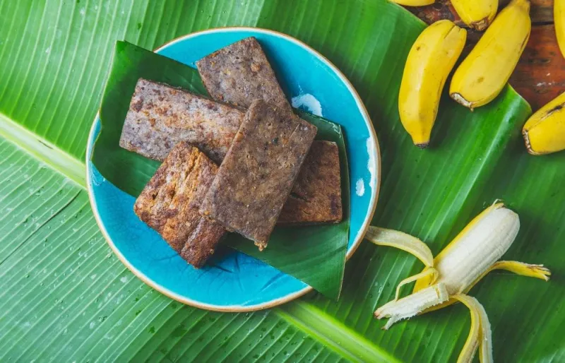 Dessert tahitien à la banane servi sur feuille de bananier, spécialité de la cuisine polynésienne