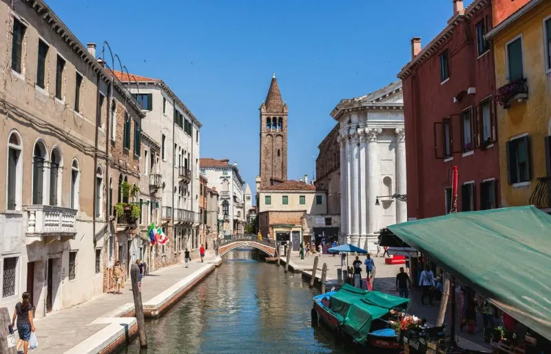 Église San Barnaba et son campanile sur le Campo San Barnaba à Venise