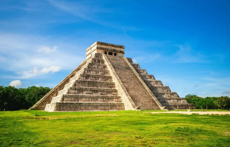 a pyramide El Castillo à Chichén Itzá au Mexique avec son escalier sacré