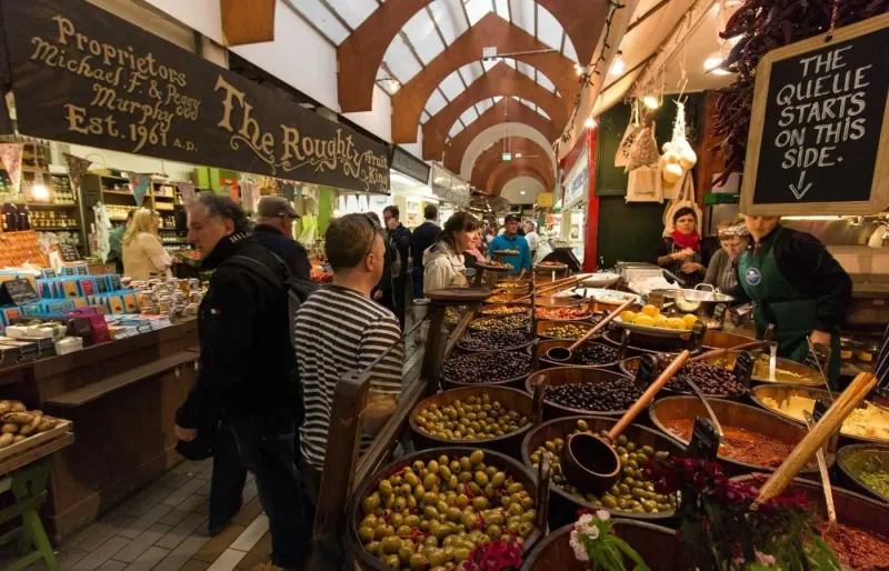 Étals colorés de l’English Market à Cork en Irlande, célèbre marché couvert avec produits locaux