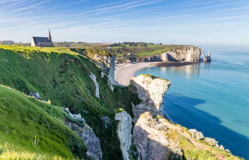 Vue des falaises d’Étretat avec l’église Notre-Dame-de-la-Garde et la porte d’Aval en Normandie