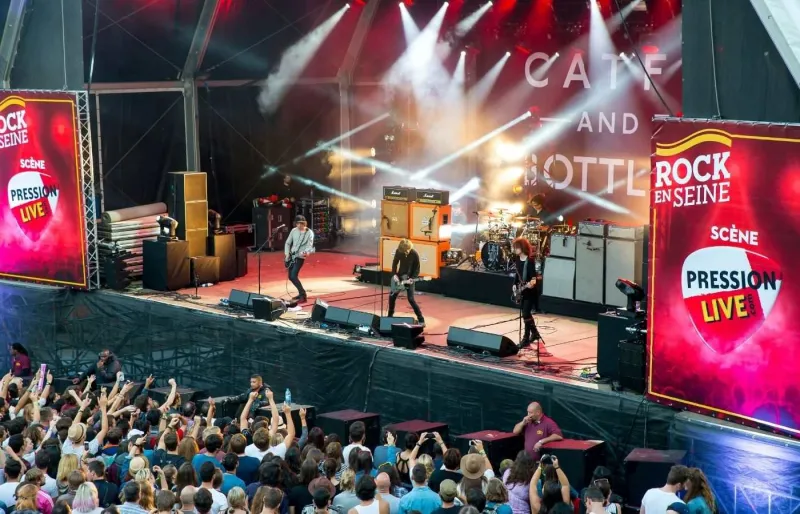Foule assistant au concert de Catfish and the Bottlemen au festival rock Rock en Seine en France