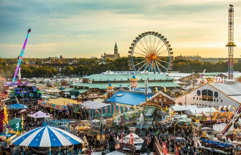 La fête foraine à l’Oktoberfest de Munich avec grande roue et attractions