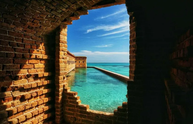 Fort Jefferson dans le parc national des Dry Tortugas en Floride vu depuis une ouverture avec mer turquoise