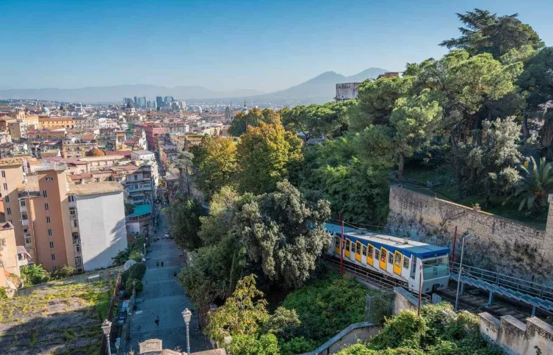 Funiculaire montant vers le Castel Sant’Elmo avec vue panoramique sur la ville de Naples
