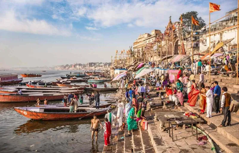 Les ghats de Varanasi en Inde, escaliers sacrés descendant vers le Gange