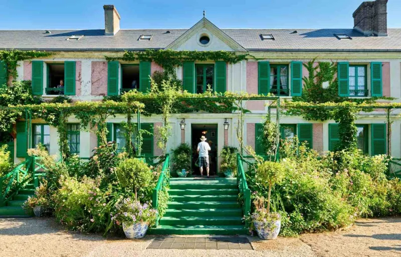 Maison de Claude Monet à Giverny vue depuis les jardins fleuris Normandie 