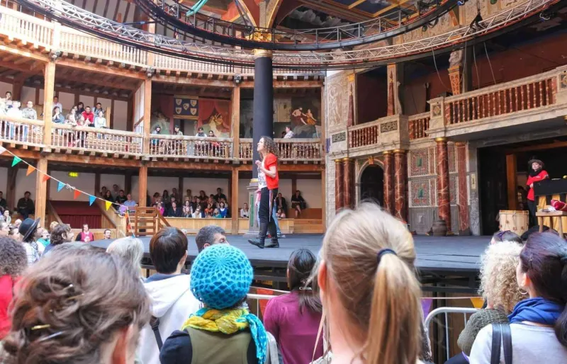 Visiteurs au Globe Theatre de Londres, reconstitution du théâtre de Shakespeare inaugurée en 1997