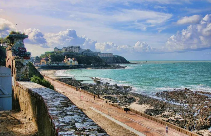 Granville vue sur la mer et la promenade littorale depuis la Haute Ville station balnéaire Normandie