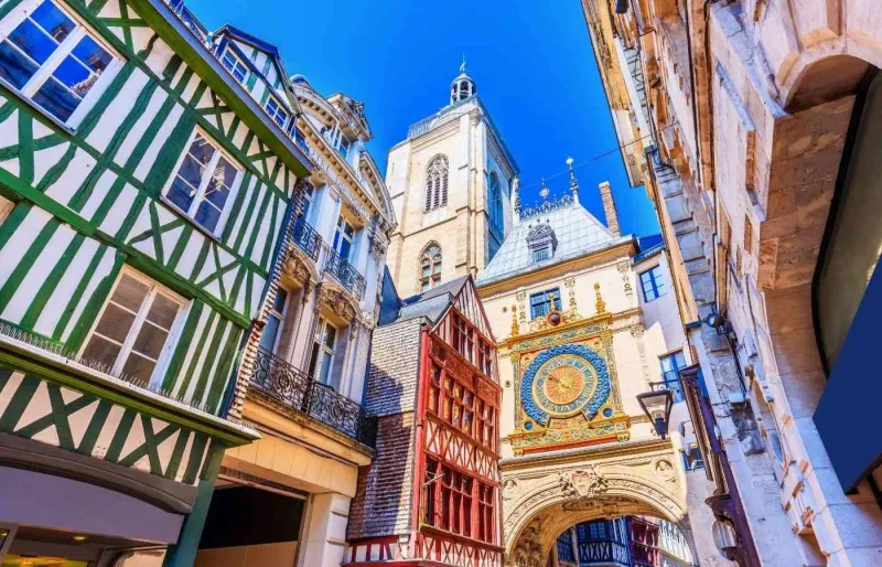 Gros-Horloge de Rouen horloge astronomique du XIVe siècle dans le centre historique à voir lors d’un week-end