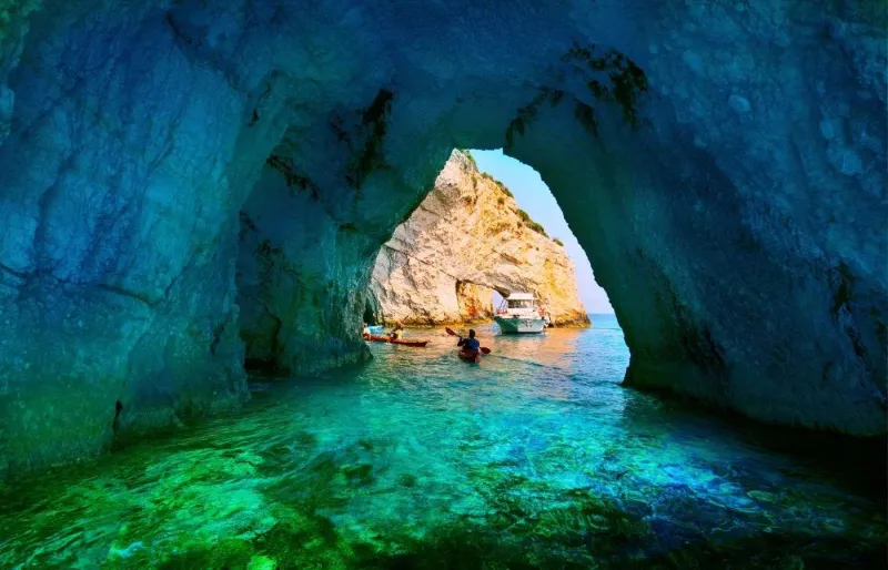 kayak dans les grottes bleues de Zakyntho