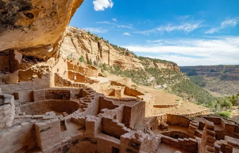 Habitations troglodytiques Long House dans le parc national de Mesa Verde au Colorado