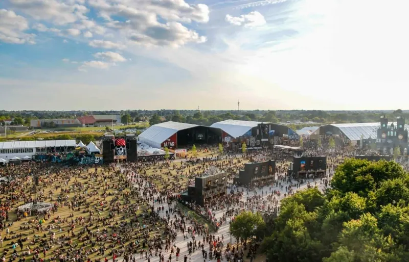 Vue d’ensemble du Hellfest avec foule et scènes lors du festival rock à Clisson en France