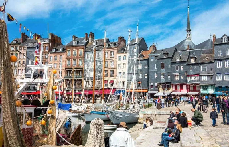 Vieux Bassin de Honfleur avec maisons à colombages et bateaux dans le port en Normandie
