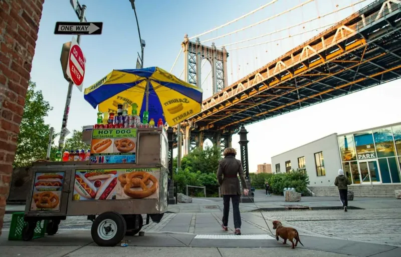 Hot-dog de rue à New York, spécialité emblématique de la street food new-yorkaise