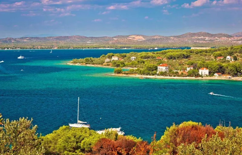 Vue de l’île de Zlarin et de l’archipel de Šibenik en Dalmatie, sur la côte adriatique en Croatie