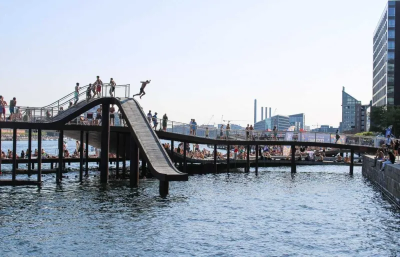 Zone de baignade Kalvebod Wave à Copenhague avec habitants nageant et plongeant en été