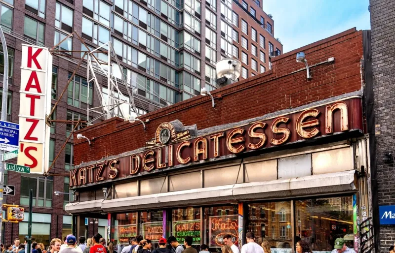 File d’attente devant Katz’s Delicatessen, l’un des delis les plus célèbres de New York, réputé pour ses sandwichs au pastrami.