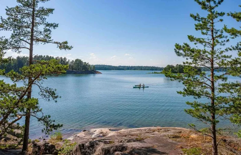 Kayak dans l’archipel de Stockholm sur l’île d’Angsoe, paysage naturel entre mer et forêts en Suède