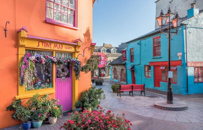 Rues colorées du village de Kinsale en Irlande avec maisons typiques et boutiques pittoresques