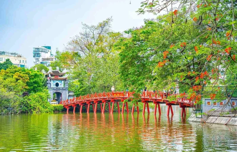The Huc Bridge au lac Hoan Kiem à Hanoï, incontournable à visiter dans la capitale vietnamienne