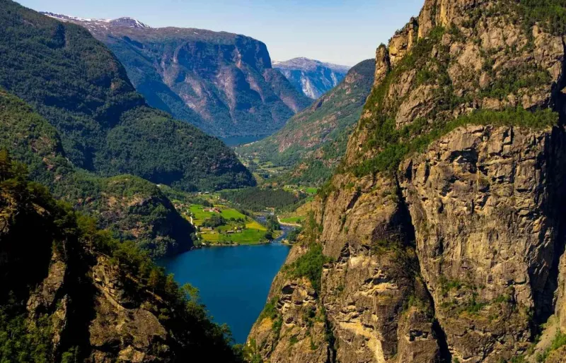 Lac Vassbygdevatnet au fond de la vallée d’Aurlandsdalen dans les fjords de Norvège