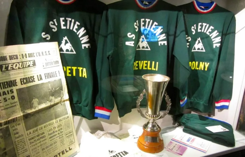 Maillots historiques de l’AS Saint-Étienne au Musée des Verts
