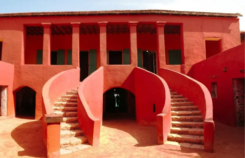 Escalier de la Maison des Esclaves sur l’île de Gorée, symbole de la traite négrière au Sénégal