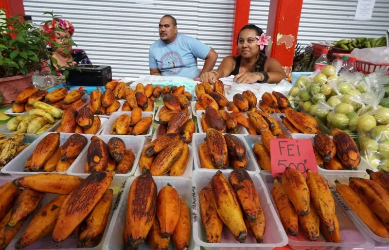 Vendeurs de bananes fei au marché de Papeete à Tahiti en Polynésie française