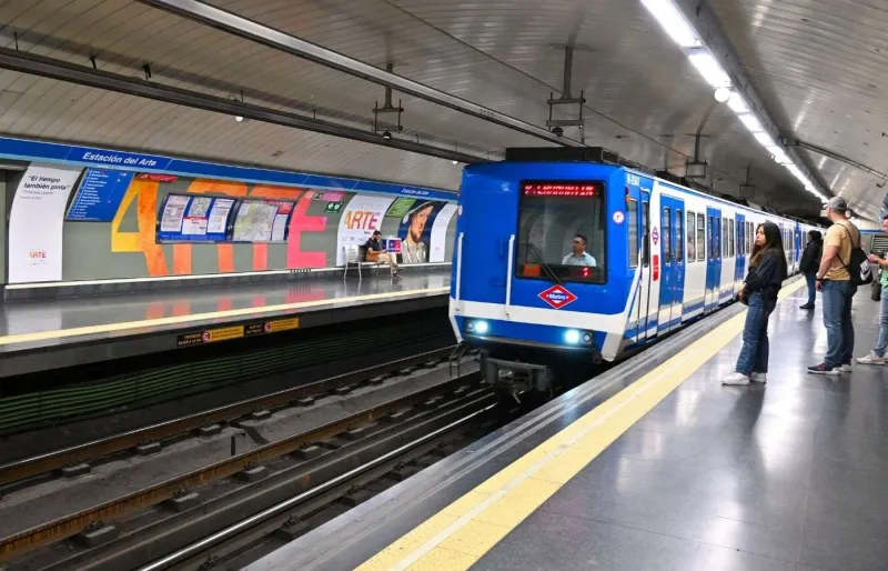 Train du métro de Madrid arrivant à la station Estación del Arte