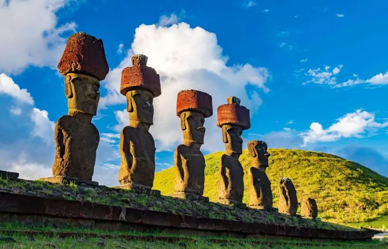 Moai avec pukao sur la plateforme Ahu Nau Nau à Anakena sur l’île de Pâques (Rapa Nui)