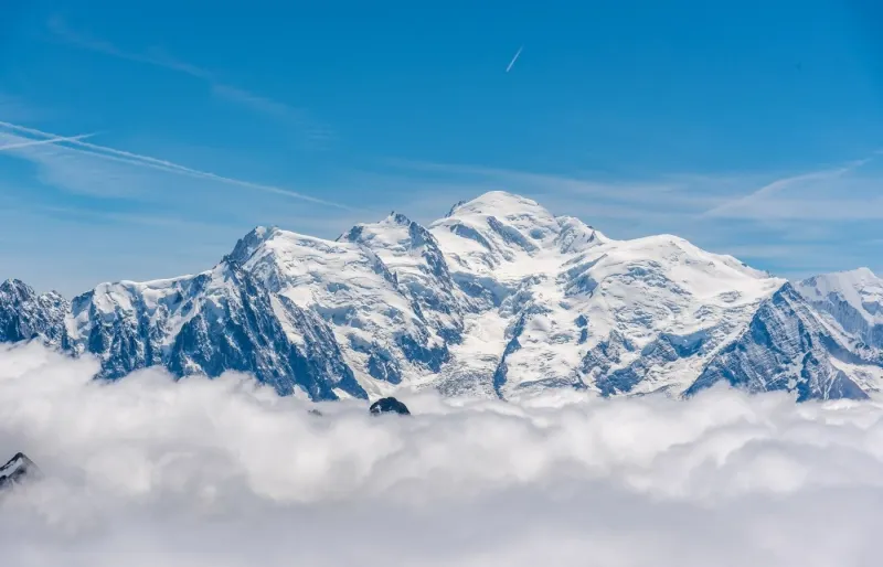 Sommet du Mont Blanc dans les Alpes, point culminant et toit de l’Europe à 4 810 mètres d’altitude