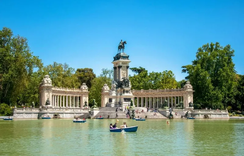 Monument à Alphonse XII et lac du Parque del Buen Retiro à Madrid avec des barques