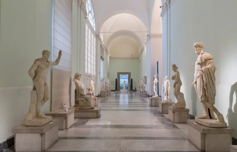 Galerie intérieure du Musée archéologique national de Naples en Italie