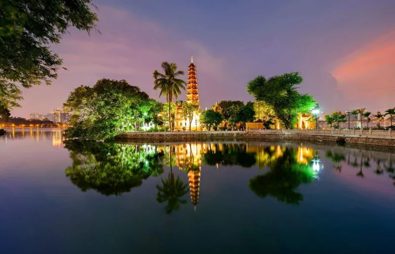 Pagode Tran Quoc au bord du lac de l’Ouest à Hanoï, symbole de la tradition vietnamienne"