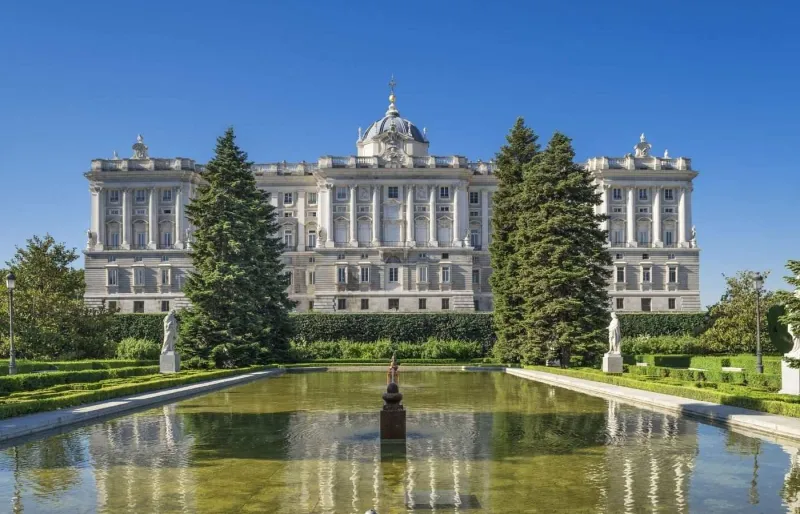 Vue du Palais Royal de Madrid depuis les Jardins de Sabatini