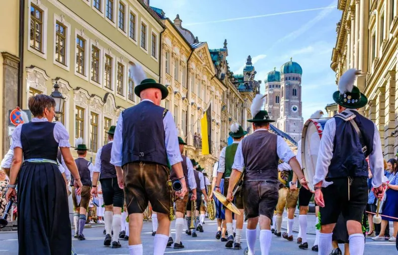Défilé de l’Oktoberfest à Munich avec participants en costumes traditionnels bavarois dans les rues de la ville