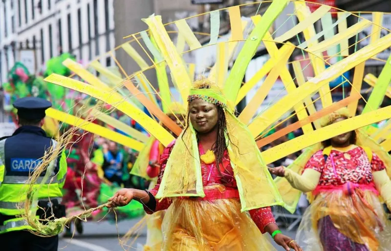 Participants costumés lors de la parade de la Saint-Patrick à Dublin en Irlande