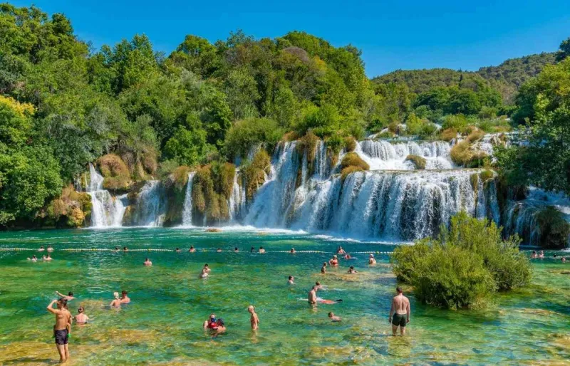 Baignade dans la rivière Krka près des cascades de Skradinski Buk dans le parc national de Krka en Croatie