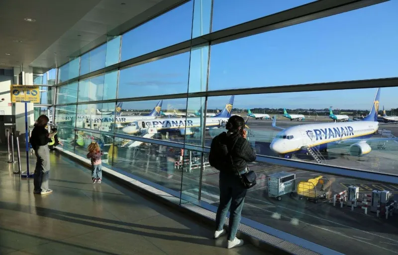 Passagers attendant l’embarquement d’un avion Ryanair, compagnie aérienne low cost, à l’aéroport de Dublin