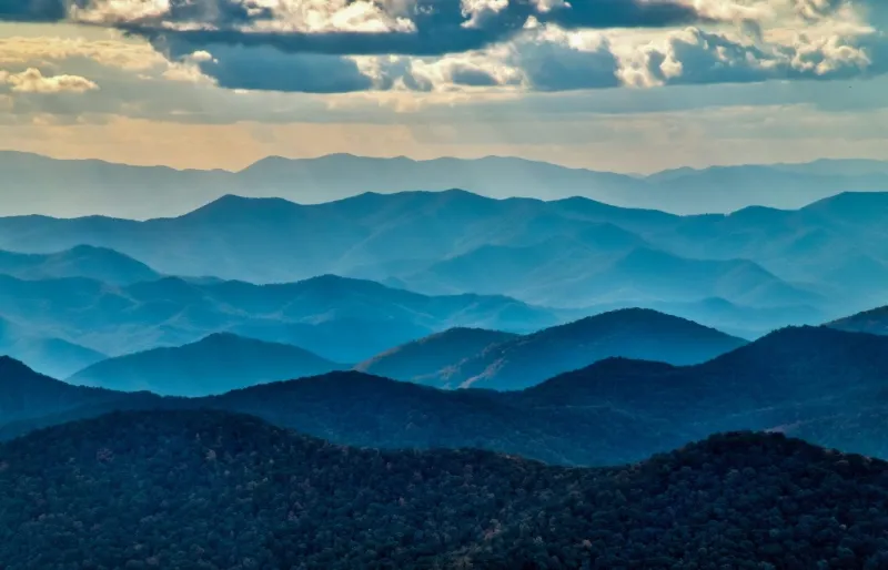 Paysage des Blue Ridge Mountains en Virginie avec couches de montagnes et nuages en perspective