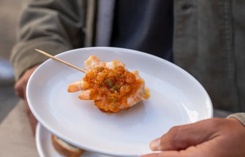 Dégustation de pintxos au bar Gandarias à San Sebastian au Pays basque espagnol