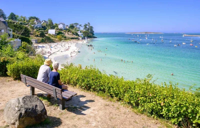 Plage de Béniguet à Fouesnant avec eau cristalline, sable blanc et vue sur l’archipel des Glénan