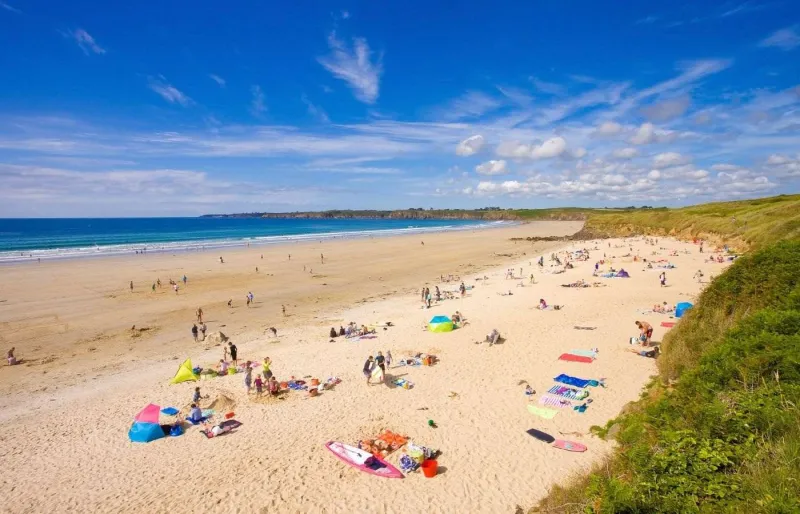 Plage des Blancs Sablons près du Le Conquet avec grande étendue de sable fin, dunes et océan Atlantique