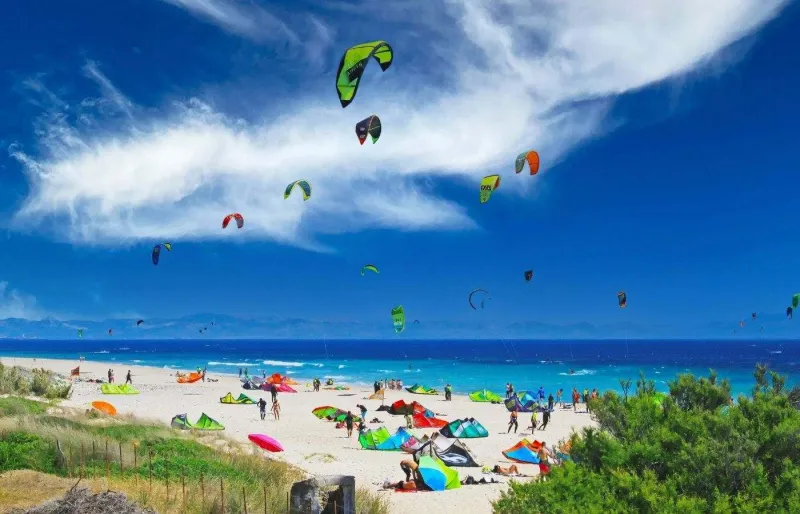 Plage de Bolonia près de Tarifa en Andalousie avec kitesurfeurs sur la Costa de la Luz